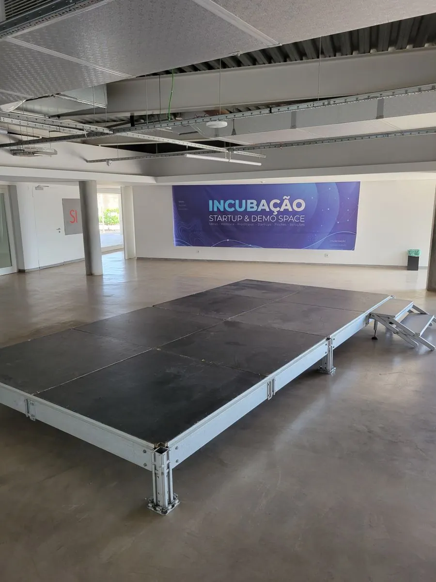 Startup & Demo Space com palco